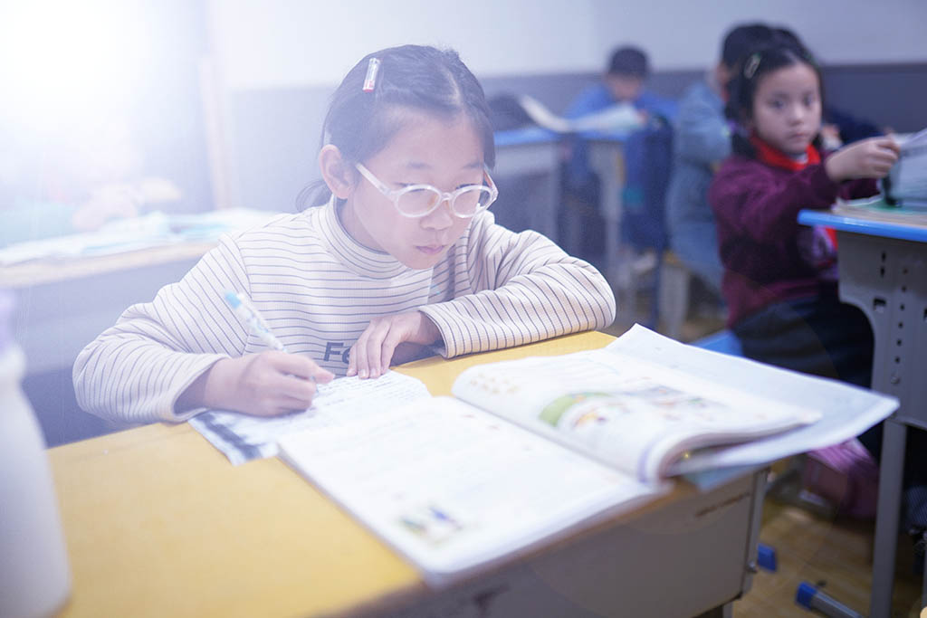 所有的成绩都在于平时的努力 认真的女孩