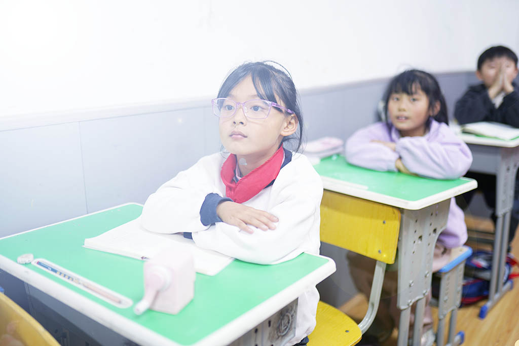 瑞思托管托班的小朋友在上小课堂